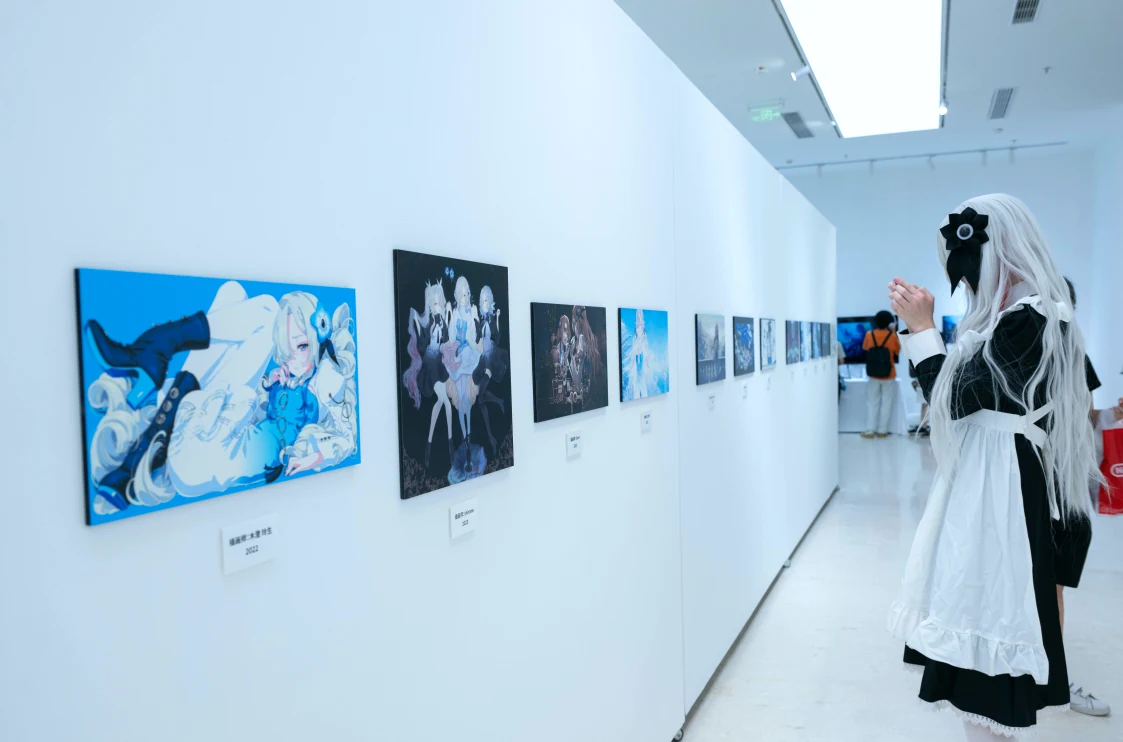 异世界情绪上海特展现场，观众正在参观画作