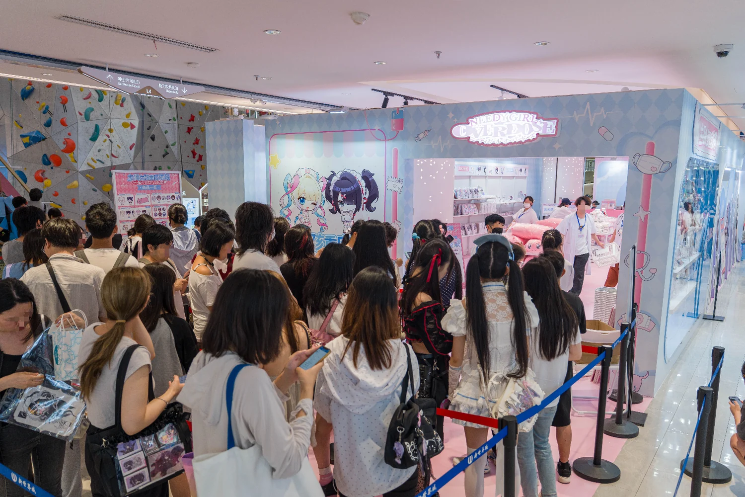 《主播女孩重度依赖》限定快闪活动现场,观众在入口排队